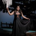 Sarayu Mohan Instagram - Remembering a beautiful evening ♥️ @athul_krishna________ click @jijo_jo_the_makeup_artist @dezignerzclub @mr_appooss_ Cliff Stories