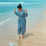 Sarayu Mohan Instagram - കടൽ ♥️ Pic one @aju_bhuvanendran Pic one @fabsdesignstory Varkala Beach
