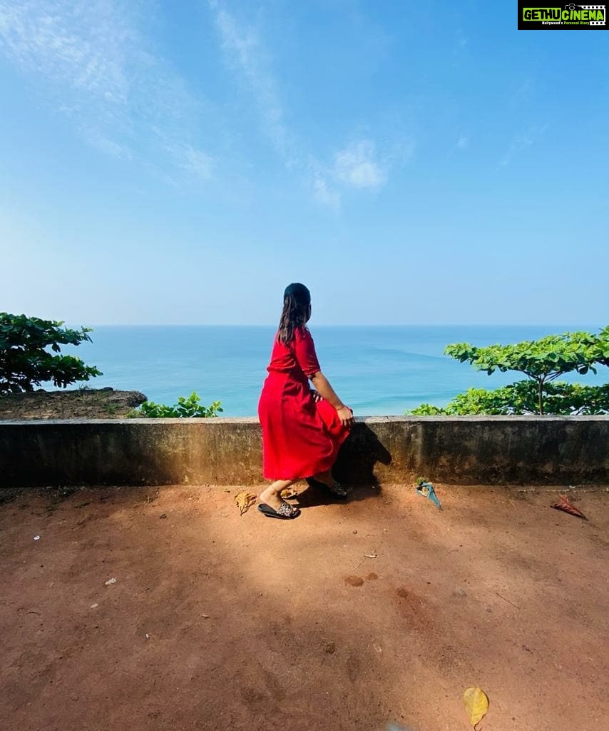 Sarayu Mohan Instagram - കടൽ ♥️ Pic one @aju_bhuvanendran Pic one @fabsdesignstory Varkala Beach