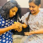 Sarayu Mohan Instagram - പെരുന്നാളിന് മൈലാഞ്ചി ഇടൽ നടന്നില്ല,ഇത് അതിന് മുന്നേ ഒരു നാൾ ബാ ,മെഹന്ദി ഇട്ട് തരാംന്ന് മീരാമ്മ പറഞ്ഞ ദിവസത്തെ മൈലാഞ്ചി ചോപ്പ് ❤️ @meeramax_makeupartist @meeramax_academy