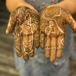 Sarayu Mohan Instagram - പെരുന്നാളിന് മൈലാഞ്ചി ഇടൽ നടന്നില്ല,ഇത് അതിന് മുന്നേ ഒരു നാൾ ബാ ,മെഹന്ദി ഇട്ട് തരാംന്ന് മീരാമ്മ പറഞ്ഞ ദിവസത്തെ മൈലാഞ്ചി ചോപ്പ് ❤️ @meeramax_makeupartist @meeramax_academy