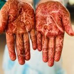 Sarayu Mohan Instagram - പെരുന്നാളിന് മൈലാഞ്ചി ഇടൽ നടന്നില്ല,ഇത് അതിന് മുന്നേ ഒരു നാൾ ബാ ,മെഹന്ദി ഇട്ട് തരാംന്ന് മീരാമ്മ പറഞ്ഞ ദിവസത്തെ മൈലാഞ്ചി ചോപ്പ് ❤️ @meeramax_makeupartist @meeramax_academy