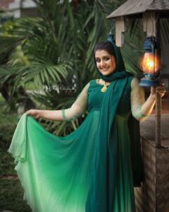Sarayu Mohan Instagram - Eid Mubarak ♥️ @arif_ak_photography @meeramax_makeupartist @anuthreadsbridalstudio @meeramax_academy @nihararesorts Nihara Resort and Spa