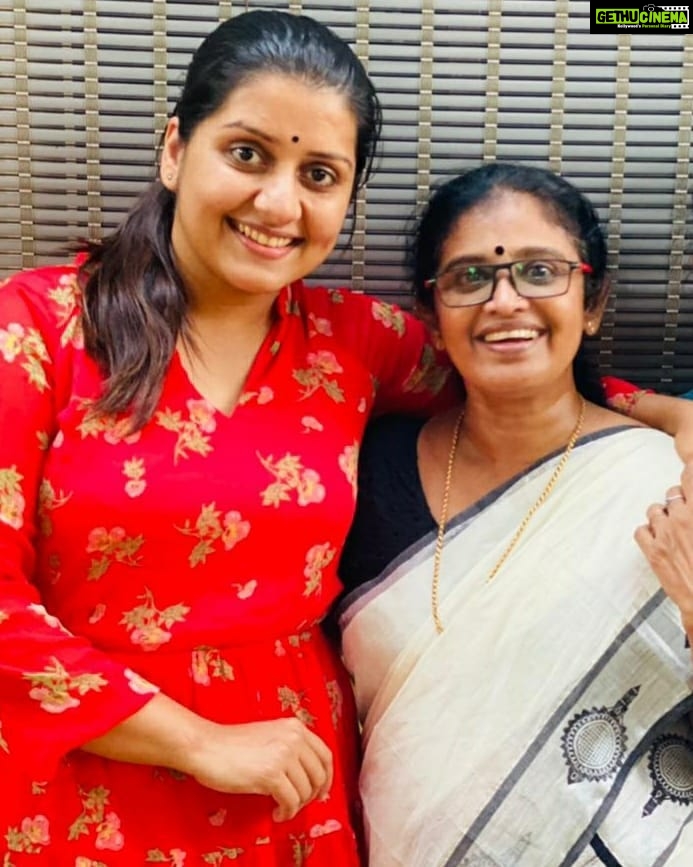 Sarayu Mohan Instagram - മാതൃദിനം!♥️ അമ്മേ എന്ന് ആർത്ത് വിളിക്കുമ്പോൾ അപ്പുറത്തിങ്ങനെ ഉണ്ടായാൽ മാത്രം മതി... കടലും കരയും കടന്നോടിയാലും കാണാൻ വൈകിയാൽ കനം വെയ്ക്കുന്നൊരു കുഞ്ഞു മനസ്സ് കളഞ്ഞുപോയിട്ടിലീക്കാലവും .. അതെങ്ങനെ? വീട്ടിലോട്ടോടി കേറി, കടുക്മണി കഥ പോലും പുറകേ നടന്ന് പറയുമ്പോൾ, മുപ്പത് അലിഞ്ഞ് 3 ആയി, കണ്ടതൊക്കെ മറന്ന്, അറിയുകയല്ലേ, ഇതാണ് ലോകമെന്ന് ♥️ അമ്മമടിയിൽ ആണ് സ്വർഗ്ഗമെന്ന് ♥️ @chandrika_mohan_chandrika @rajasree.vasudevan