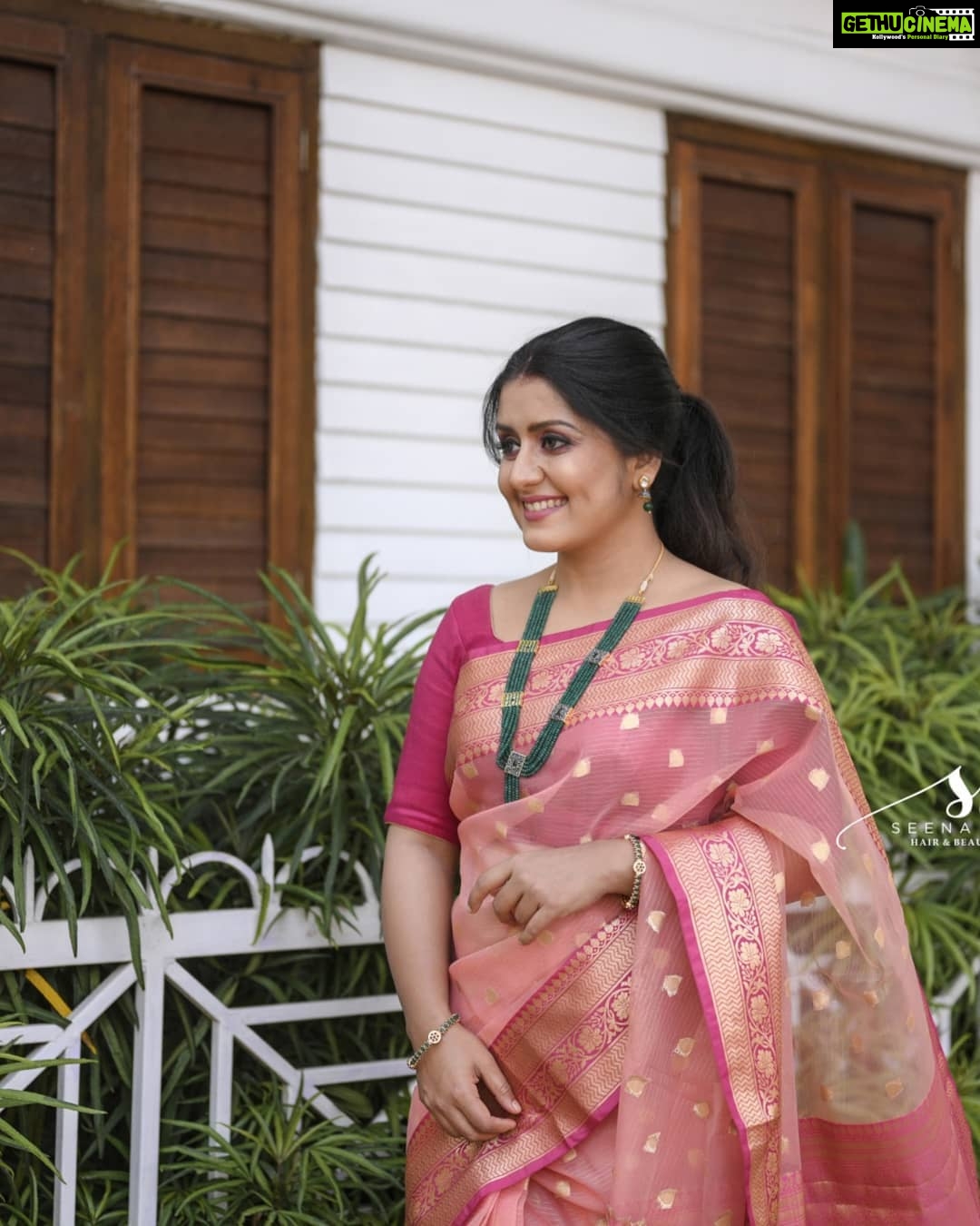 Sarayu Mohan Instagram - Some bright beautiful days Makeup :- @makeup_seena_image @seena_babu Photography:- @sharon.shyam , @storiesbysharonshyam Jewellery :- @kushalsfashionjewellery Saree :- @ma.onlinestore Blouse :- @diva the home boutique Concept and Styling :- @styled_by_sb @babu_sabanam Fort Kochi