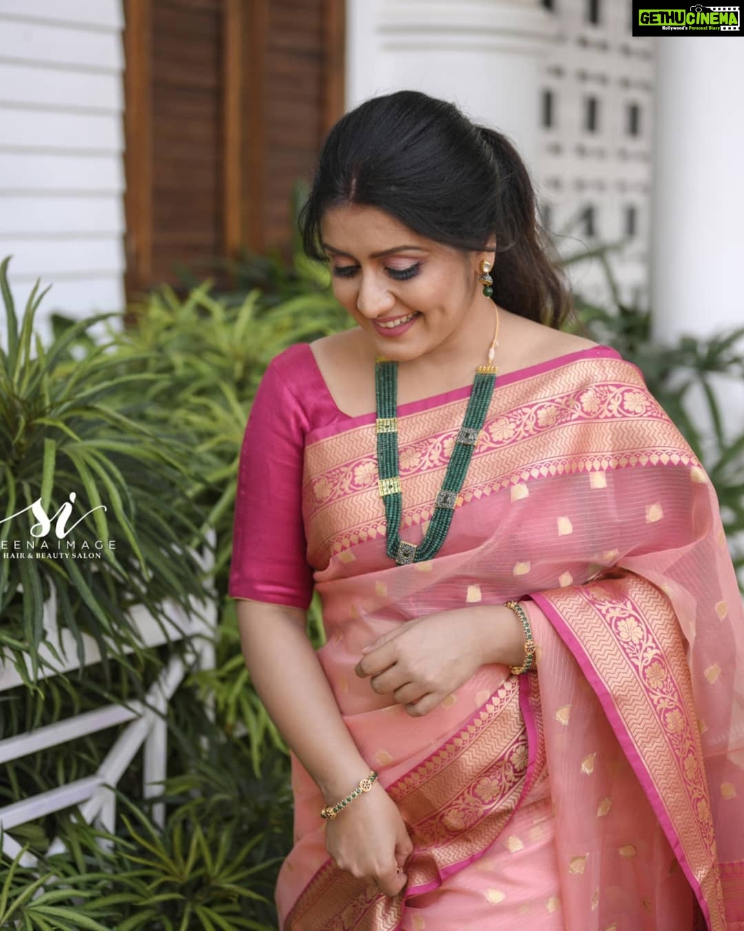 Sarayu Mohan Instagram - Some bright beautiful days Makeup :- @makeup_seena_image @seena_babu Photography:- @sharon.shyam , @storiesbysharonshyam Jewellery :- @kushalsfashionjewellery Saree :- @ma.onlinestore Blouse :- @diva the home boutique Concept and Styling :- @styled_by_sb @babu_sabanam Fort Kochi