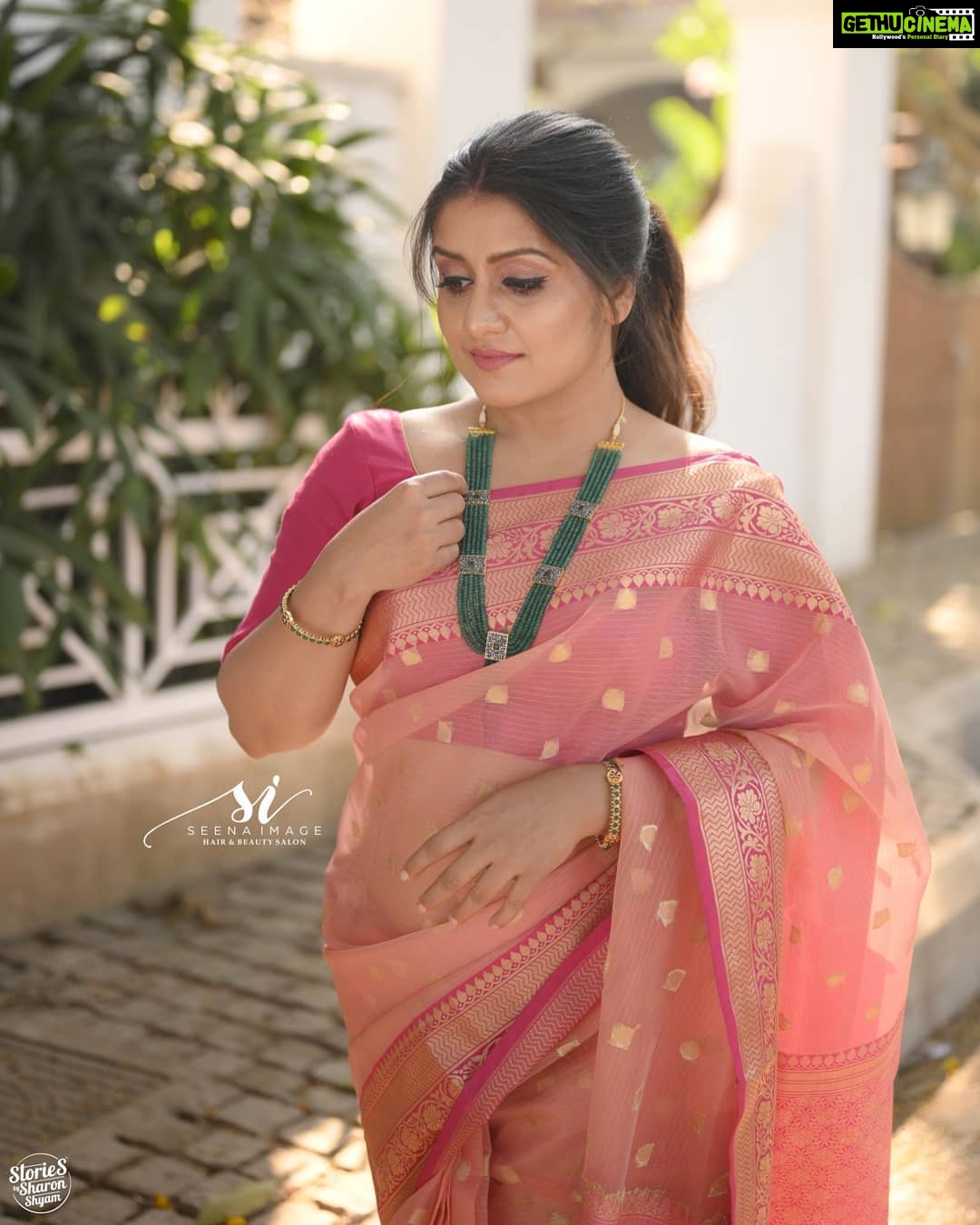 Sarayu Mohan Instagram - Some bright beautiful days Makeup :- @makeup_seena_image @seena_babu Photography:- @sharon.shyam , @storiesbysharonshyam Jewellery :- @kushalsfashionjewellery Saree :- @ma.onlinestore Blouse :- @diva the home boutique Concept and Styling :- @styled_by_sb @babu_sabanam Fort Kochi