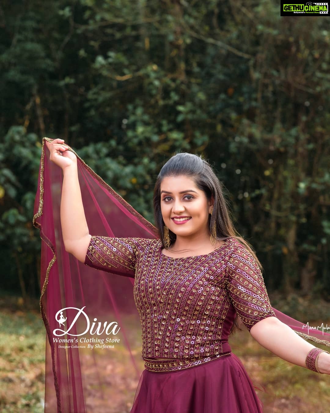 Sarayu Mohan Instagram - Just be happy♥️ @manumulanthuruthyphotography @diva_womensclothingstore @sethus_glam_stories_
