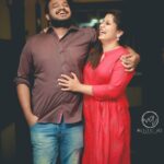 Sarayu Mohan Instagram - ഉയർത്തെഴുന്നേൽപ്പിന്റെ അഞ്ചാം വർഷം! ഉടുപ്പിട്ട കുട്ടി ചിരിക്കണ പോലെ തന്നെ, ആൺകുട്ടിയും 5വർഷങ്ങൾക്കിപ്പുറവും അലറിച്ചിരിക്കുന്നുണ്ട്....പെട്ടത് ഓർത്തിട്ടാണോ,കയ്യീന്ന് പോയതാണോ ന്തോ 🤣 ന്തായാലും 5 വർഷങ്ങൾ ശടേന്ന് പോയി.... ഇനിയങ്ങോട്ടും തോളുംമേൽ കയ്യുമിട്ട് നമുക്ക് ഇങ്ങനെയങ്ങ് ഉസാറാക്കാം... Happy engagement anniversary ഭർത്താവേ ♥️ Clicks @wedzone_ads