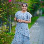 Sarayu Mohan Instagram – ഉയർത്തെണീറ്റവർ ആണ് നമ്മൾ ഓരോരുത്തരും…ഏത് ദുഃഖകയത്തിലും പ്രത്യാശയുടെ വെളിച്ചമേകി ഇന്ന് ഈസ്റ്റെർ…
ദൈവം മനുഷ്യൻ ആകുമ്പോൾ, മനുഷ്യമനസ്സിൽ ദൈവസ്നേഹവും കാരുണ്യവും നിറയട്ടെ
ഈസ്റെർ ആശംസകൾ ♥️

@glitzandglamdesignerz costume
@akhil_manoharan_photography_23 click Panampilly Nagar Walkway