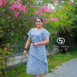 Sarayu Mohan Instagram - ഉയർത്തെണീറ്റവർ ആണ് നമ്മൾ ഓരോരുത്തരും...ഏത് ദുഃഖകയത്തിലും പ്രത്യാശയുടെ വെളിച്ചമേകി ഇന്ന് ഈസ്റ്റെർ... ദൈവം മനുഷ്യൻ ആകുമ്പോൾ, മനുഷ്യമനസ്സിൽ ദൈവസ്നേഹവും കാരുണ്യവും നിറയട്ടെ ഈസ്റെർ ആശംസകൾ ♥️ @glitzandglamdesignerz costume @akhil_manoharan_photography_23 click Panampilly Nagar Walkway