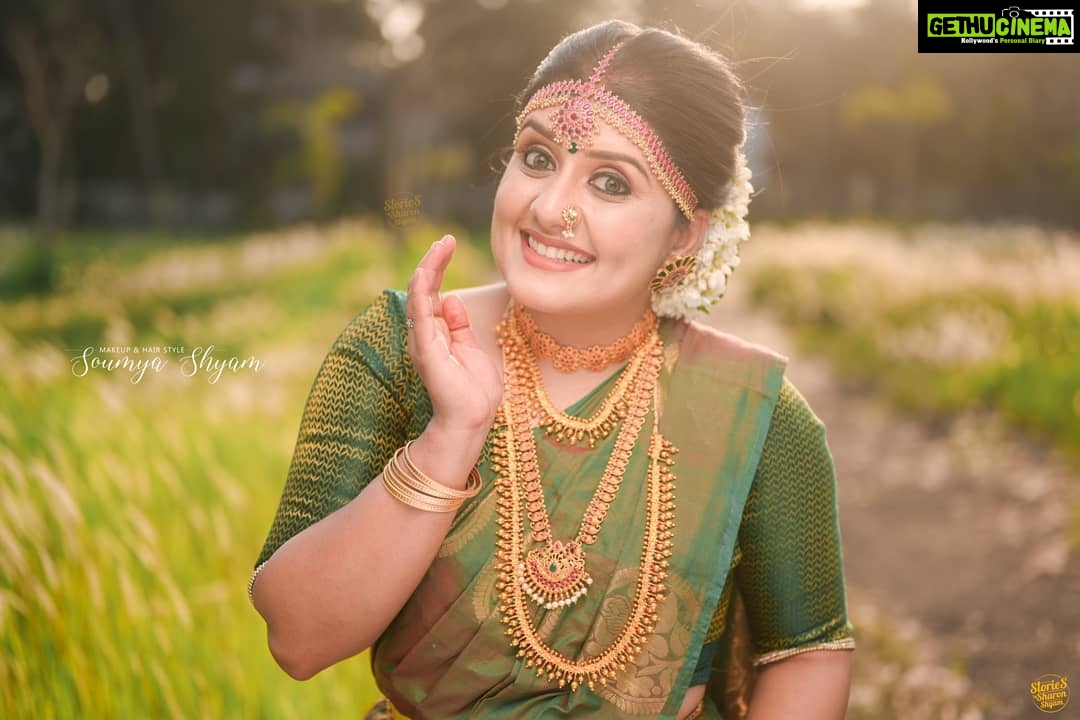 Sarayu Mohan Instagram - It was total fun shoot and the whole idea was SoumyachechiZ♥️ Thank u so much chechipenne, u are too good♥ Mua : @makeupbysoumyashyam Photography : @storiesbysharonshyam @sharon.shyam Jewels : @dheekshajewels Costume : @dhanyascollections