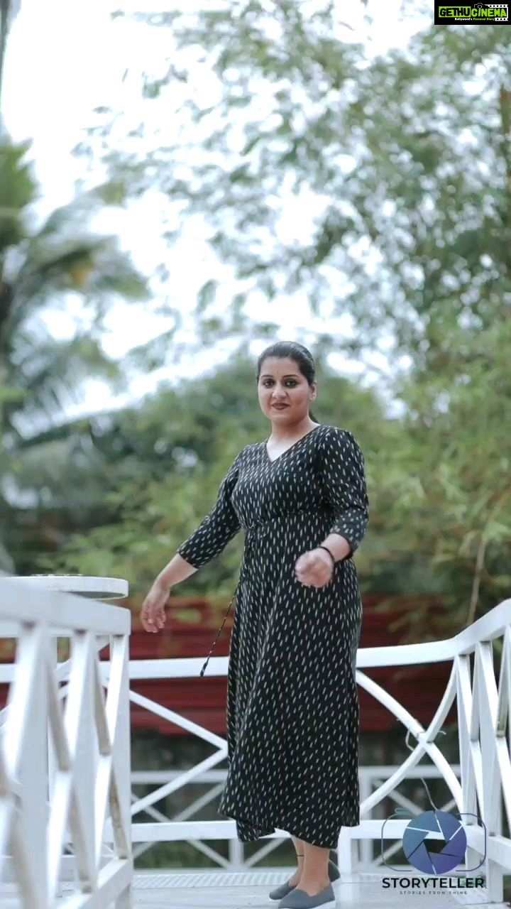 Sarayu Mohan Instagram - ഇത് തീർന്നാർന്നോ!🤣😁 #jugnuchallenge#reels#hindisongs#Trending @_story_telle__r ♥️