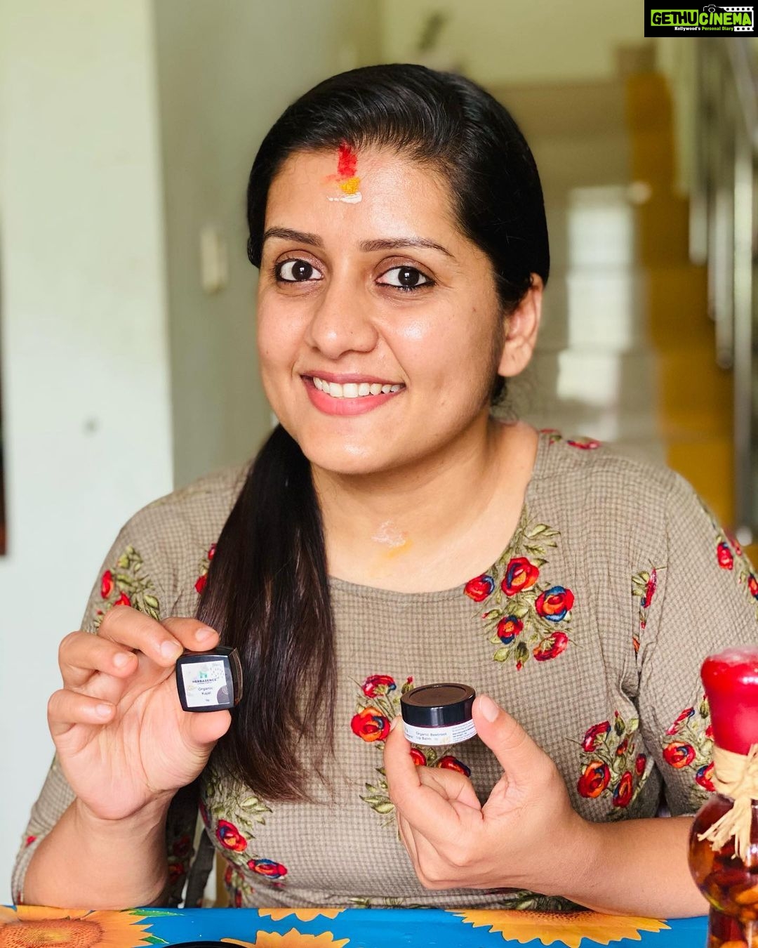 Sarayu Mohan Instagram - ഒരു സ്ത്രീയുടെ ഒറ്റയാൾ പോരാട്ടം ! നല്ലത് കണ്ടെത്തുകയും അത്ര ശ്രദ്ധയോടെ ഉണ്ടാക്കിയെടുക്കുകയും ചെയ്ത് ,അത് നാലാളിലേക്ക് എത്തണം എന്ന് ആഗ്രഹിക്കുകയും ചെയ്യുന്ന ഒരു സ്ത്രീയുടെ പ്രയത്നമാണ് @herbasence സ്വന്തം കുഞ്ഞിന് കിട്ടുന്ന ശ്രദ്ധയും കരുതലും ഉള്ള products മറ്റ് കുഞ്ഞുങ്ങൾക്കും കിട്ടണം എന്ന് ഒരു സ്ത്രീ ആഗ്രഹിക്കുന്നത് എന്ത് മനോഹരമായ കാര്യമാണ് ❤️ ഉപയോഗിച്ച് ,ഉറപ്പ് വരുത്തിയത് കൊണ്ട് ധൈര്യപൂർവം പങ്കുവെക്കുന്നു ... നേരിട്ട് contact ചെയ്ത് ,കൃത്യമായി അറിഞ്ഞോളൂ @herbasence @b4babies_products