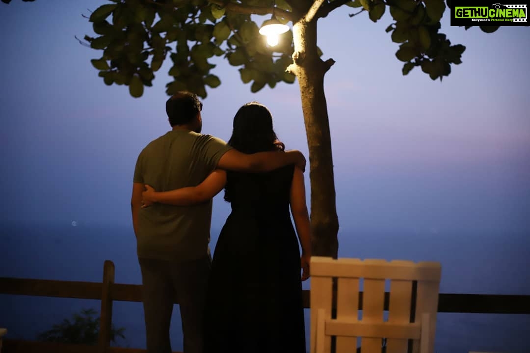 Sarayu Mohan Instagram - കടല് കാണാനും കേട്ടിരിക്കാനും കയ്യുംപിടിച്ച് നടക്കാനും കണ്ടില്ലേൽ, കാണാൻ മുട്ടുന്നേ ന്ന് വലിയ വായിൽ അലറിയാൽ ഓടിയെത്തി കെട്ടിപിടിക്കാനും കനിവുള്ളൊരു കുട്ടിയുണ്ടെനിക്ക്... @sanalvaassudev♥️ Pics:@athul_krishna________ Loc:@cliffstories Varkala