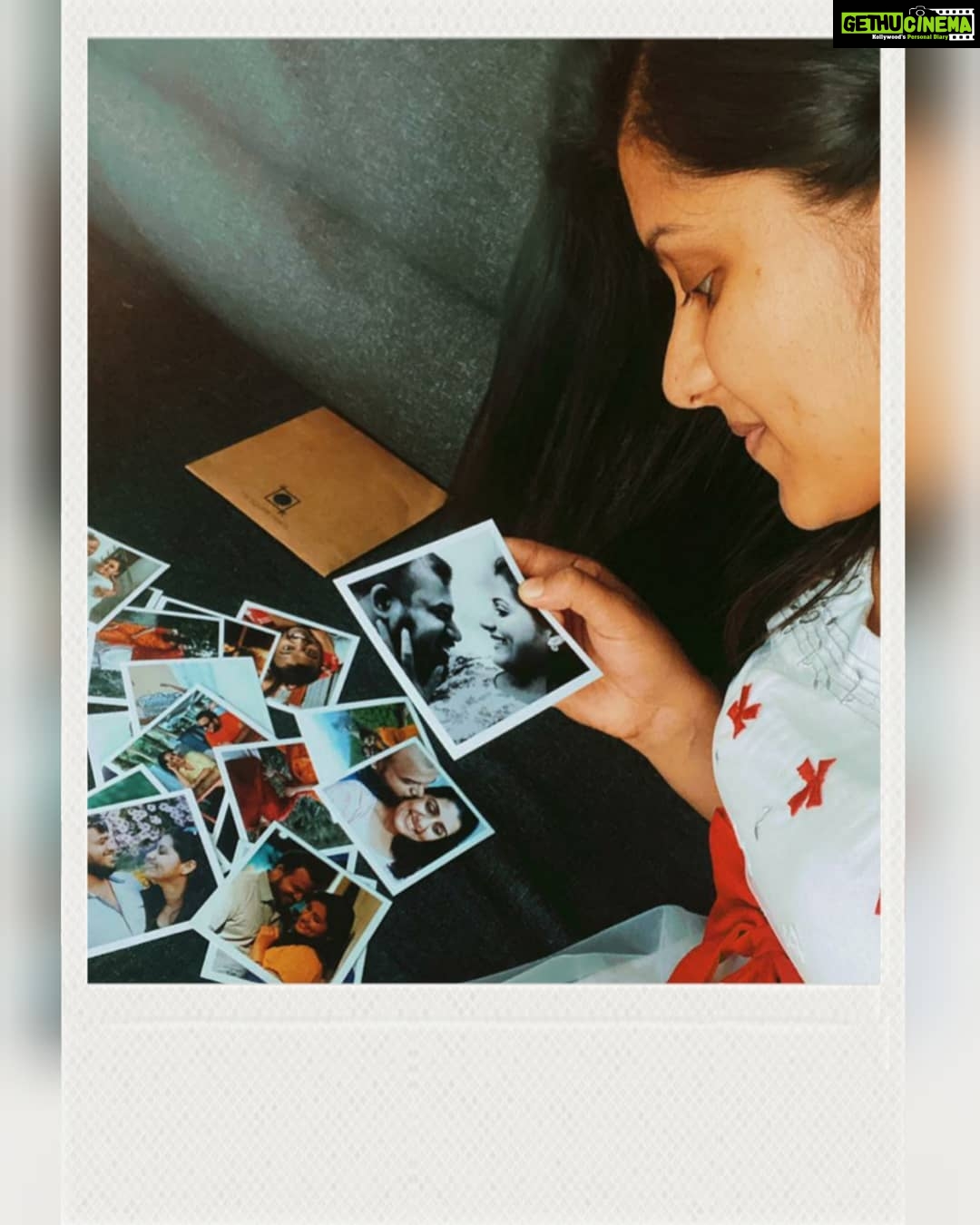 Sarayu Mohan Instagram - ഓരോ ചിത്രവും അത്രമേൽ പ്രിയപ്പെട്ടതാണ് ♥️പ്രണയത്തിന്റെ, സൗഹൃദത്തിന്റെ,യാത്രകളുടെ, പരിഭവങ്ങളുടെ,പൊട്ടിച്ചിരികളുടെ ഒക്കെ വിലപ്പെട്ട നിമിഷങ്ങളുടെ ഓർമ്മചിത്രങ്ങൾ.... പ്രണയദിനത്തിൽ നെഞ്ചോട് ചേർക്കാൻ ഇവ സമ്മാനിച്ച @thesquareprints നിറയേ സ്നേഹം ♥️ Thank u for this lovely gift