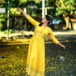 Sarayu Mohan Instagram – മഞ്ഞ പെയ്ത വഴിയിൽ, മടങ്ങാൻ മറന്ന് ഞാൻ💛

Click @vibinraveendhran
Costume @naksha._.online Fortkochi