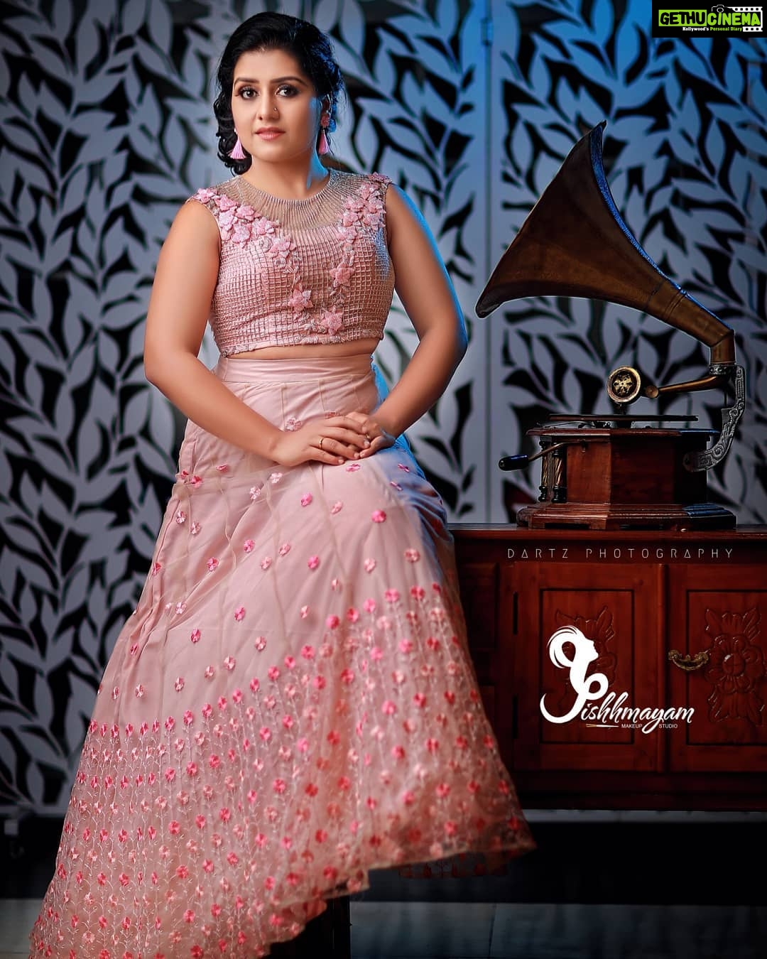 Sarayu Mohan Instagram - Pink stories Costume @glowthedesignerhub Click @nithin_dartz Mua @jishhmayam