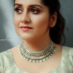 Sarayu Mohan Instagram - A close story! Green and beige stories by @fabitha_bashi @fabsdesignstory costume Click:@kunjippaaru Mua:@abilashchicku Neck piece:@Lakshmipearls