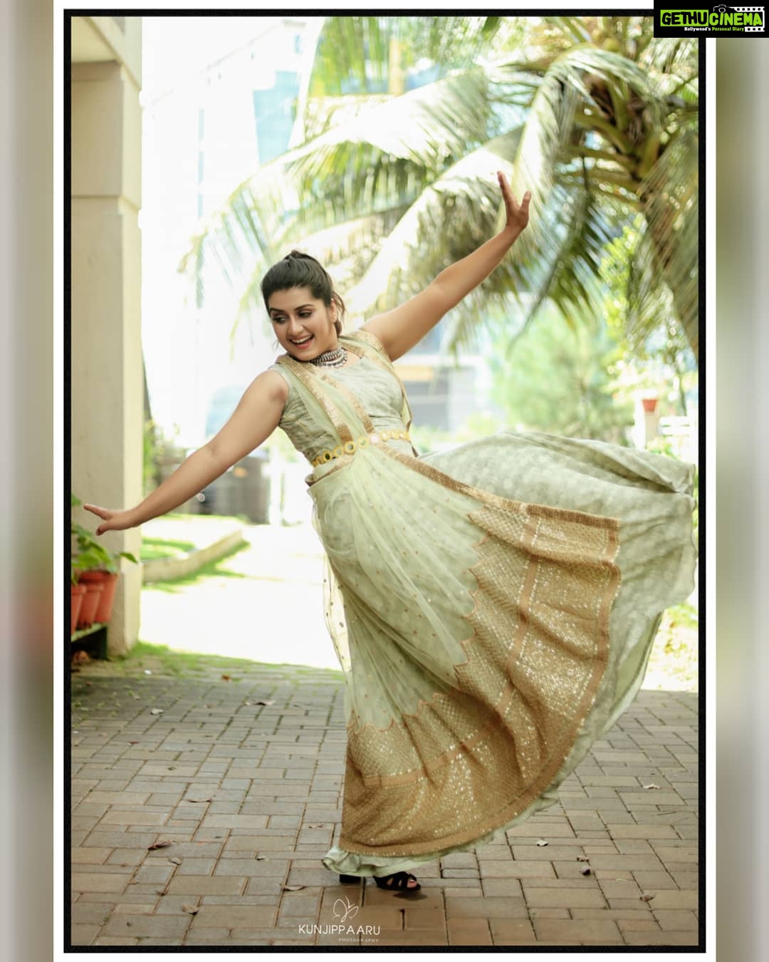 Sarayu Mohan Instagram - Happy pongal insta fam ♥️ Chose a different shade for festival! Wearing a beautiful Green and Beige printed crop top and flared skirt along with shawl from @fabsdesignstory @MUA:@abilashchicku Clicks:@kunjippaaru@@lakshmipearls ornaments @chronicles_by_meera retouch Kakkanad, India