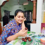 Sarayu Mohan Instagram – ഉച്ചയ്ക്ക് കിടന്നുറങ്ങി എണീറ്റ് രാത്രി ആണോ പകൽ എന്ന് ബോധം വരുന്നതിന് മുന്നേ ഉണ്ടംപൊരി കഴിക്കാൻ വന്നിരുന്ന ഞാൻ…
4 മണി പലഹാരങ്ങൾ പണ്ടേ ഒരു വീക്നെസ്സ് ആണ് ..’അമ്മ അസ്സലായി പലതും ഉണ്ടാക്കുകയും ചെയ്യും.ഉണ്ണിയപ്പം സ്പെഷ്യലിസ്റ് ആണ് അമ്മ…പണ്ട് സ്കൂൾ വിട്ട് ബസ്സിൽ കേറുമ്പോഴേ ആലോചന ഇന്ന് വീട്ടിൽ ചായക്ക് എന്തുണ്ടാവും എന്നാണ് ..4 മണി പലഹാര പ്രിയർ ഉണ്ടോ?കൂയ് ….