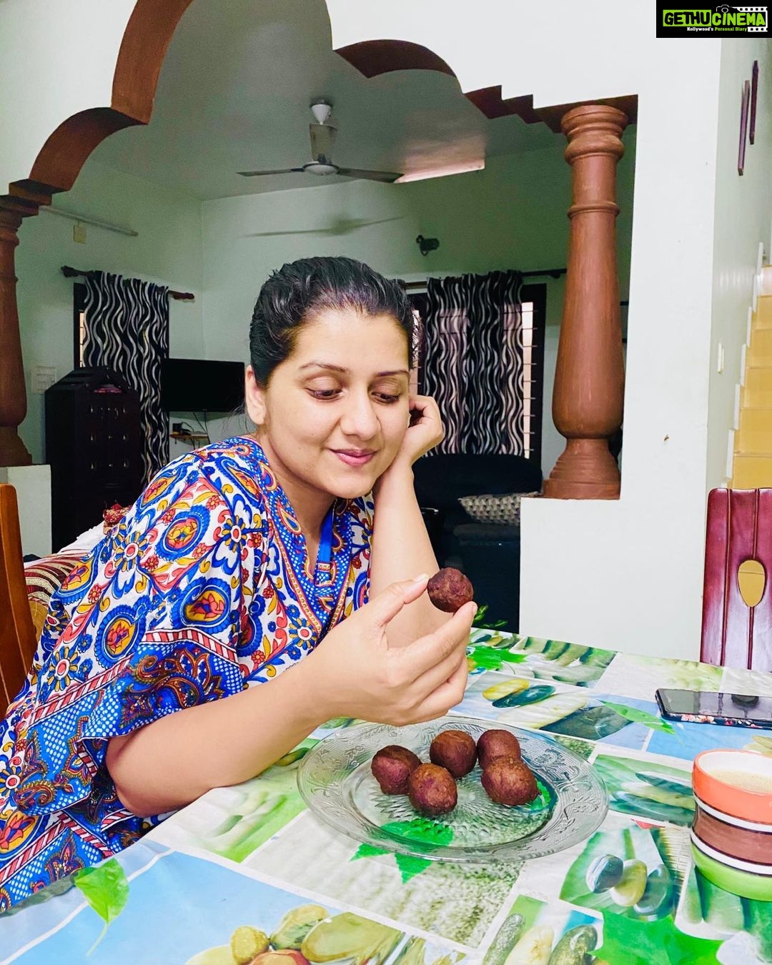 Sarayu Mohan Instagram - ഉച്ചയ്ക്ക് കിടന്നുറങ്ങി എണീറ്റ് രാത്രി ആണോ പകൽ എന്ന് ബോധം വരുന്നതിന് മുന്നേ ഉണ്ടംപൊരി കഴിക്കാൻ വന്നിരുന്ന ഞാൻ... 4 മണി പലഹാരങ്ങൾ പണ്ടേ ഒരു വീക്നെസ്സ് ആണ് ..'അമ്മ അസ്സലായി പലതും ഉണ്ടാക്കുകയും ചെയ്യും.ഉണ്ണിയപ്പം സ്പെഷ്യലിസ്റ് ആണ് അമ്മ...പണ്ട് സ്കൂൾ വിട്ട് ബസ്സിൽ കേറുമ്പോഴേ ആലോചന ഇന്ന് വീട്ടിൽ ചായക്ക് എന്തുണ്ടാവും എന്നാണ് ..4 മണി പലഹാര പ്രിയർ ഉണ്ടോ?കൂയ് ....