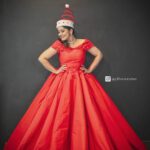 Sarayu Mohan Instagram - രാത്രി, കനത്ത നിശബ്ദതയിൽ ക്രിസ്മസ് പപ്പ മഞ്ഞു പറ്റി നിൽക്കുന്ന ചുവന്ന ഉടുപ്പൊക്കെ ഇട്ട് വന്ന്, നമ്മളെ ഉണർത്താതെ പുള്ളി ഇരുന്ന് ലിസ്റ്റ് ഇട്ടതനുസരിച്ച് ഗിഫ്റ്റൊക്കെ ബെഡ് സൈഡിൽ വെച്ച്, ഭിത്തിയിൽ തൂക്കിയ ഫോട്ടോ ഒക്കെ ഒന്ന് കണ്ണട താഴ്ത്തി നോക്കി, ഫ്രിഡ്ജൊക്കെ തുറന്നു നിരാശനായി സെറ്റിയിൽ ഒന്ന് കിടന്ന് മയങ്ങി പോകാൻ നേരം, നമ്മളെ ഒന്ന് നോക്കി നിന്ന്, ഇനിയെങ്കിലും നന്നാവണേടാ മക്കളെ എന്നൊന്ന് മനസ്സിൽ പറഞ്ഞു നെടുവീർപ്പിട്ടു, തൊപ്പി ശെരിയാക്കി ഇറങ്ങിപോണത് ആലോചിച്ചു നോക്കിക്കേ.... എനിക്കിഷ്ടാ അങ്ങനെ ഒക്കെ ഓർക്കാൻ!♥️ ക്രിസ്മസ് അല്ലെന്നേ!ഇഷ്ടമുള്ളതൊക്കെ ഓർത്ത്,2020നെ പതുക്കെ മനസ്സിൽ നിന്നെടുത്തു കളഞ്ഞ്, ഉള്ളതൊക്കെ കൊണ്ട് കുടുംബത്തിനൊപ്പം നല്ല ചങ്കുകൾക്കൊപ്പം ആഘോഷിച്ചാട്ടെ! ക്രിസ്മസ് ആശംസകൾ ♥️ @aju_bhuvanendran click @nashidesigns costume @meeramax_makeupartist Makeup Courtesy @meeramax_academy Palarivattom