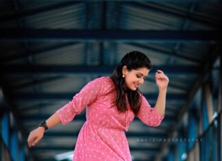 Sarayu Mohan Instagram - എന്നെക്കാൾ സന്തോഷം ഉള്ള ഉടുപ്പ് 😍 Thank u so much @lepapillonkochi5 boutique for this adipoli dress. @jishhmayam thanku for suitable make up @nithin_dartz :letz click more😍