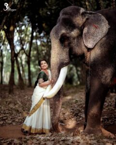 Sarayu Mohan Instagram - ആനചന്തം♥️ ഇത്രയും സുന്ദരനായ ഒരു malemodel ന്റെ കൂടെ ആദ്യമായാണ് ഒരു ഫോട്ടോഷൂട്ട്.... @nithinznith_photography_ @makeove__jishhmayam @desired_clothes__
