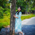 Sarayu Mohan Instagram - Tree, shades and a comfy dress! Style and shoot in summer Wearing favourite @lepapillonkochi5 Clicks @hareeshplamackal ♥️ Kureekkad
