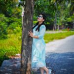 Sarayu Mohan Instagram – Tree, shades and a comfy dress!
Style and shoot in summer
Wearing favourite @lepapillonkochi5
Clicks @hareeshplamackal ♥️ Kureekkad