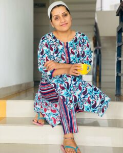Sarayu Mohan Instagram - Gudmrng! Have a nice day friends! Wearing this comfortable kurthi pants from @anokhi_traditional Thank u dear❤️ Chilavannoor