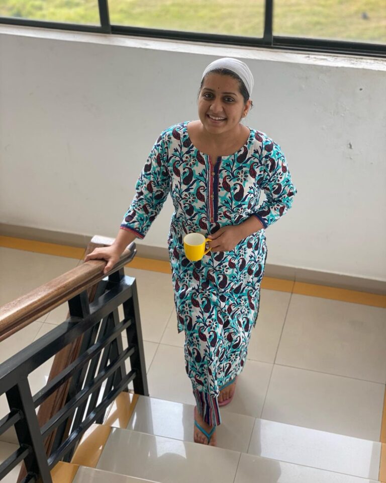 Sarayu Mohan Instagram - Gudmrng! Have a nice day friends! Wearing this comfortable kurthi pants from @anokhi_traditional Thank u dear❤️ Chilavannoor