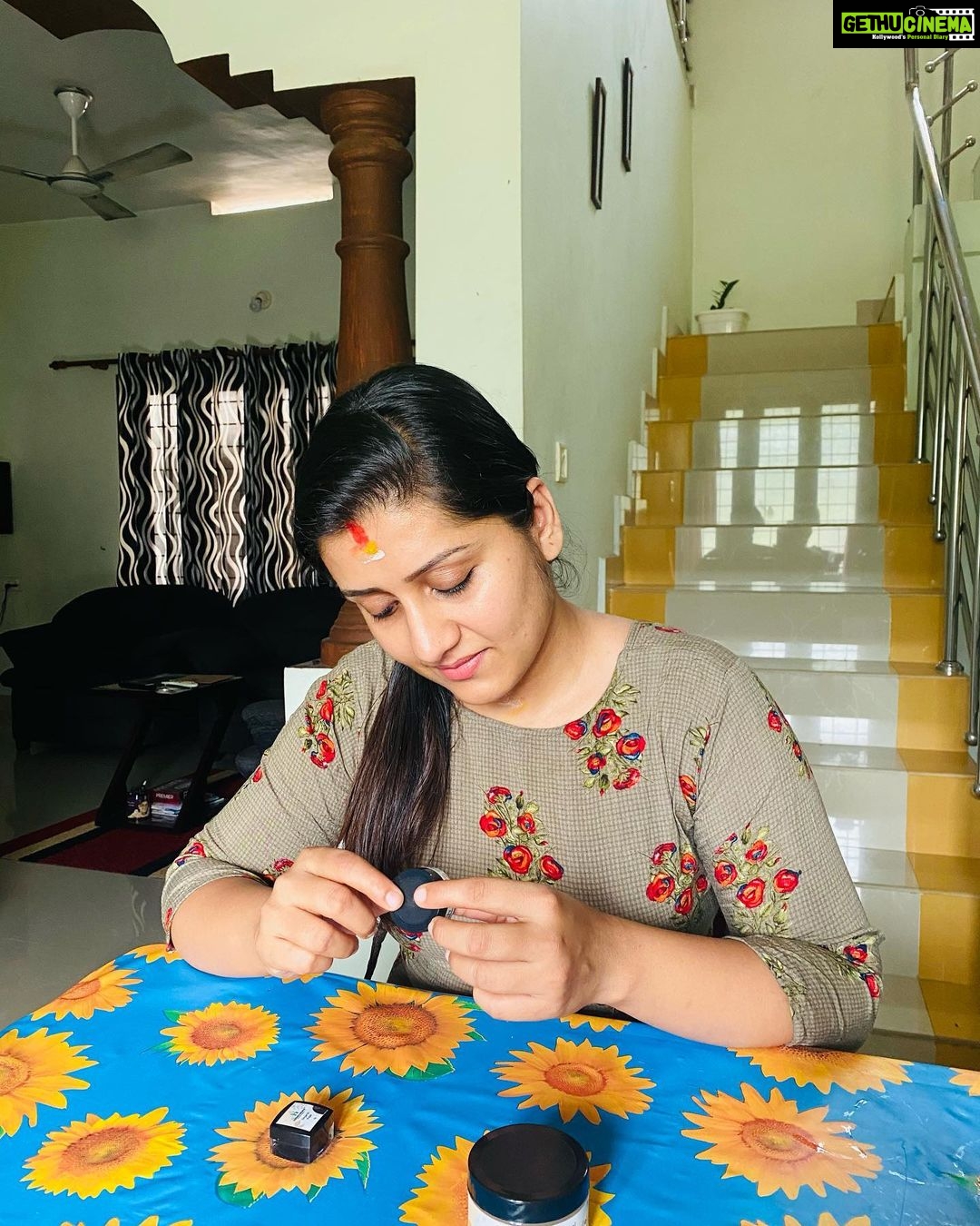 Sarayu Mohan Instagram - ഒരു സ്ത്രീയുടെ ഒറ്റയാൾ പോരാട്ടം ! നല്ലത് കണ്ടെത്തുകയും അത്ര ശ്രദ്ധയോടെ ഉണ്ടാക്കിയെടുക്കുകയും ചെയ്ത് ,അത് നാലാളിലേക്ക് എത്തണം എന്ന് ആഗ്രഹിക്കുകയും ചെയ്യുന്ന ഒരു സ്ത്രീയുടെ പ്രയത്നമാണ് @herbasence സ്വന്തം കുഞ്ഞിന് കിട്ടുന്ന ശ്രദ്ധയും കരുതലും ഉള്ള products മറ്റ് കുഞ്ഞുങ്ങൾക്കും കിട്ടണം എന്ന് ഒരു സ്ത്രീ ആഗ്രഹിക്കുന്നത് എന്ത് മനോഹരമായ കാര്യമാണ് ❤️ ഉപയോഗിച്ച് ,ഉറപ്പ് വരുത്തിയത് കൊണ്ട് ധൈര്യപൂർവം പങ്കുവെക്കുന്നു ... നേരിട്ട് contact ചെയ്ത് ,കൃത്യമായി അറിഞ്ഞോളൂ @herbasence @b4babies_products
