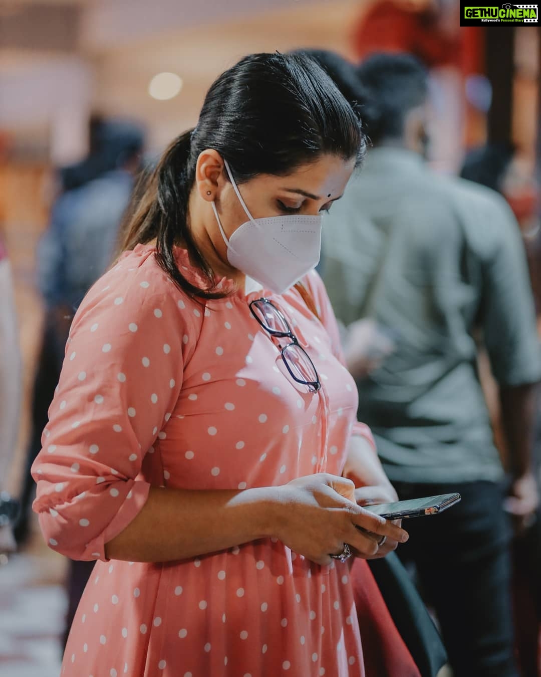 Sarayu Mohan Instagram - New gathering scenes!♥️ Mask mugyam sir!!! @akhil_po clicks @lepapillonkochi5 frock Edapally
