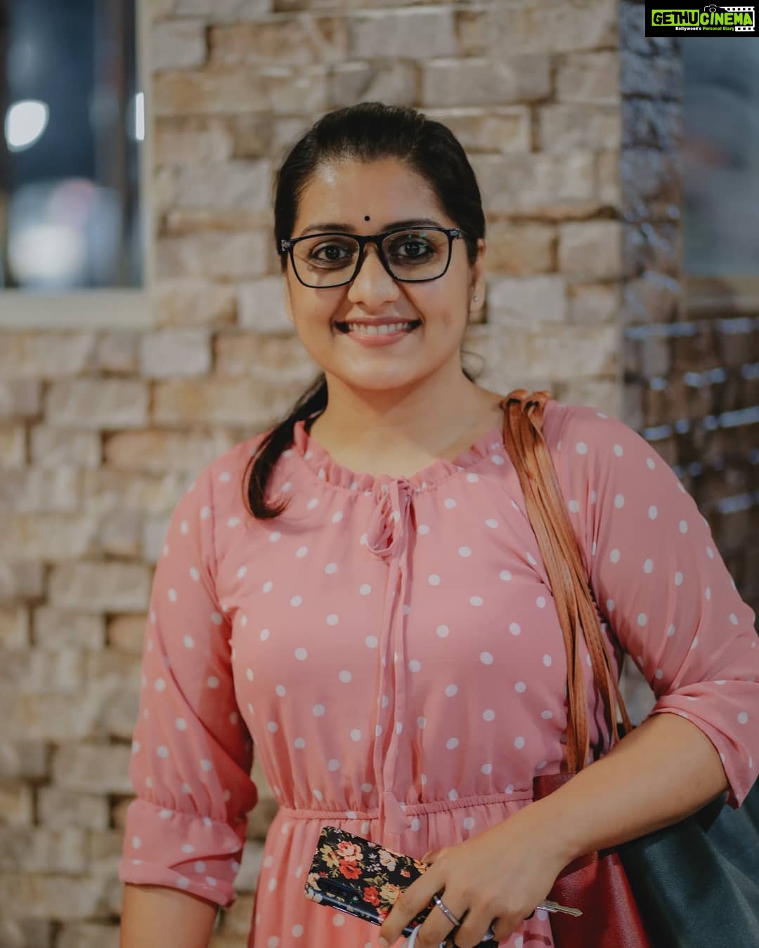 Sarayu Mohan Instagram - New gathering scenes!♥️ Mask mugyam sir!!! @akhil_po clicks @lepapillonkochi5 frock Edapally