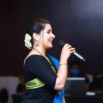 Sarayu Mohan Instagram - ഒരു കൊച്ചു സന്തോഷം! സ്കൂൾ സമയത്ത് ഒന്ന് രണ്ട് പ്രോഗ്രാമുകൾ ചെയ്തത് ഒഴിച്ചാൽ, ലൈവ്, സ്റ്റേജ് അവതരണം ഒരു ബന്ധവുമില്ലാത്ത മേഖലയായിരുന്നു.... പക്ഷേ രസകരമായി ഒരു prgm മുഴുവൻ മുന്നോട്ട് കൊണ്ടുപോകുന്നവരെ വലിയ ഇഷ്ടവുമാണ്, ശ്രദ്ധിക്കാറുമുണ്ട്... 2 ദിവസം മുന്നേ ലളിതമായ ഒരു ചടങ്ങിൽ, അപ്രതീക്ഷിതമായി അവതാരക ആയി... @rootsvideoin launch... @jayarajfilms നിസംശയം ഏല്പിച്ചതിനും കൂടെ നിന്നതിനും തിരുത്തിയതിനും നന്ദി ♥️ @manju.anil._ നിറയേ സ്നേഹം ♥️ ആശംസകൾ @rootsvideoin Clicks @athmi_capture Makeup @manumohan21 Hair @style_art_by_rinty Costume @savitha_tony Thanks to @meeramax_academy Crowne Plaza Kochi