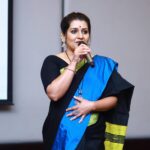 Sarayu Mohan Instagram – ഒരു കൊച്ചു സന്തോഷം!
സ്കൂൾ സമയത്ത് ഒന്ന് രണ്ട് പ്രോഗ്രാമുകൾ ചെയ്തത് ഒഴിച്ചാൽ, ലൈവ്, സ്റ്റേജ് അവതരണം ഒരു ബന്ധവുമില്ലാത്ത മേഖലയായിരുന്നു…. പക്ഷേ രസകരമായി ഒരു prgm മുഴുവൻ മുന്നോട്ട് കൊണ്ടുപോകുന്നവരെ വലിയ ഇഷ്ടവുമാണ്, ശ്രദ്ധിക്കാറുമുണ്ട്…
2 ദിവസം മുന്നേ ലളിതമായ ഒരു ചടങ്ങിൽ, അപ്രതീക്ഷിതമായി അവതാരക ആയി… @rootsvideoin launch…
@jayarajfilms നിസംശയം ഏല്പിച്ചതിനും കൂടെ നിന്നതിനും തിരുത്തിയതിനും നന്ദി ♥️
@manju.anil._ നിറയേ സ്നേഹം ♥️

ആശംസകൾ @rootsvideoin
Clicks @athmi_capture
Makeup @manumohan21
Hair @style_art_by_rinty
Costume @savitha_tony
Thanks to @meeramax_academy Crowne Plaza Kochi