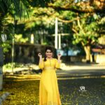 Sarayu Mohan Instagram - മഞ്ഞ പെയ്ത വഴിയിൽ, മടങ്ങാൻ മറന്ന് ഞാൻ💛 Click @vibinraveendhran Costume @naksha._.online Fortkochi