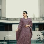 Sarayu Mohan Instagram - Comfort is cafe fashion! @cafefashion_by_remya_nair... Long kaftan and shades! Ready man😉 Shot by @_story_telle__r ♥️ Heera Waters