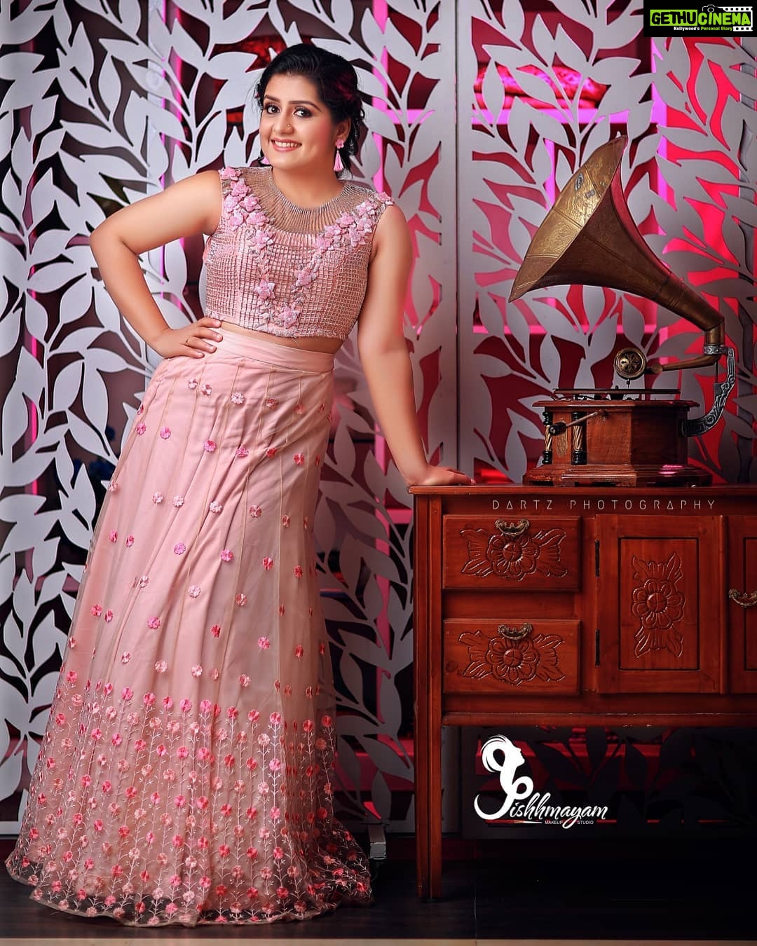 Sarayu Mohan Instagram - Pink stories Costume @glowthedesignerhub Click @nithin_dartz Mua @jishhmayam