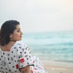 Sarayu Mohan Instagram - She and sea! It was a combo of perfect holiday, comfort dress and lovely clicks.... Clicks @aju_bhuvanendran Comfy kaftan from @fabsdesignstory Special thanks to @cliffstories ♥️ Cliff Stories