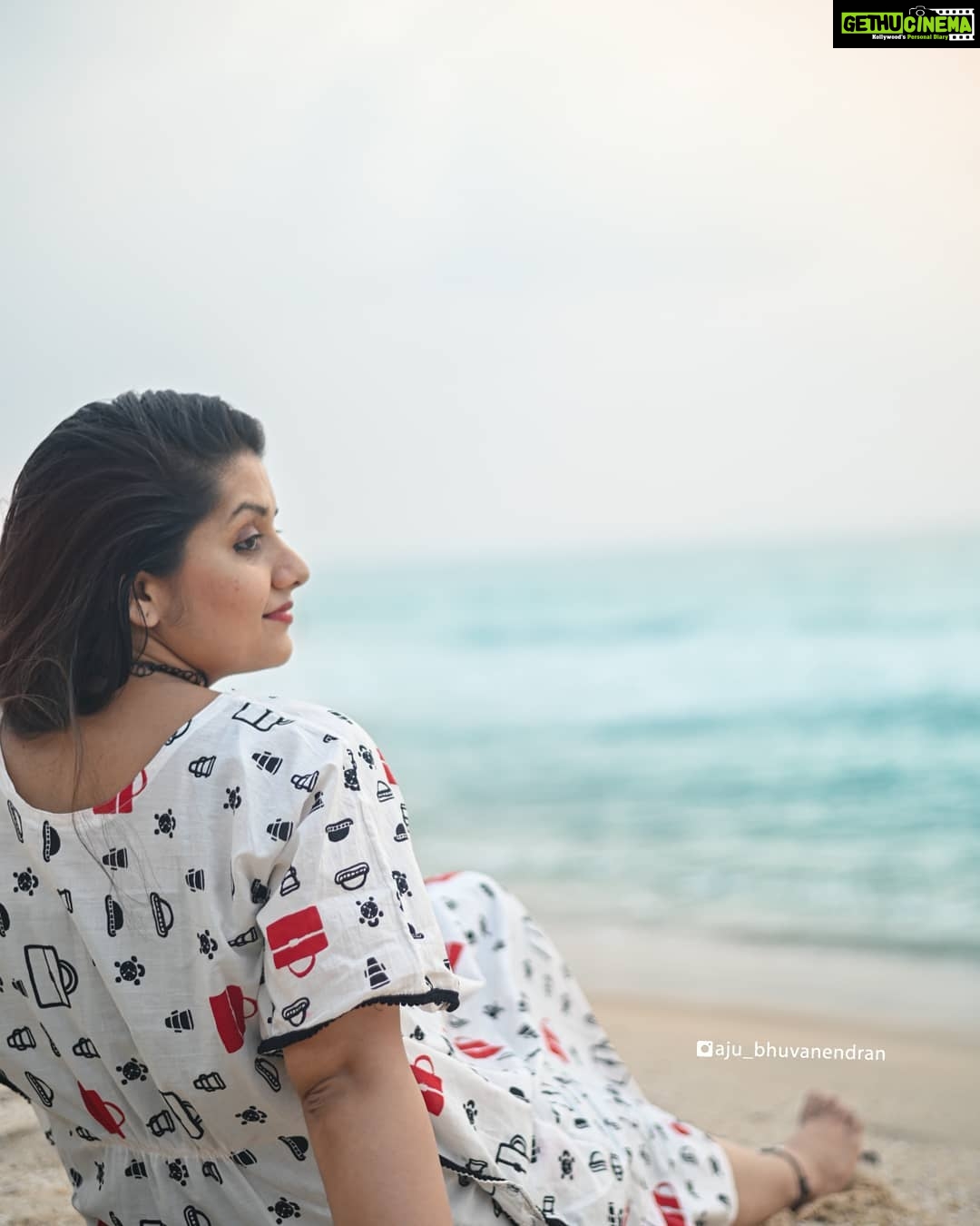 Sarayu Mohan Instagram - She and sea! It was a combo of perfect holiday, comfort dress and lovely clicks.... Clicks @aju_bhuvanendran Comfy kaftan from @fabsdesignstory Special thanks to @cliffstories ♥️ Cliff Stories