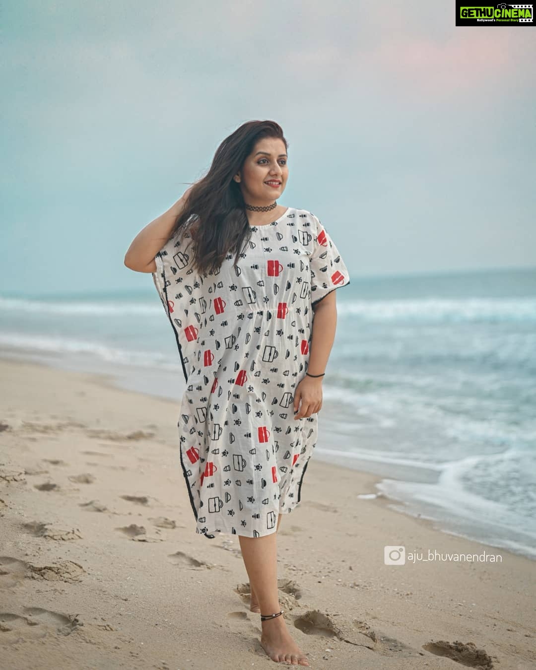 Sarayu Mohan Instagram - She and sea! It was a combo of perfect holiday, comfort dress and lovely clicks.... Clicks @aju_bhuvanendran Comfy kaftan from @fabsdesignstory Special thanks to @cliffstories ♥️ Cliff Stories