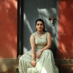 Sarayu Mohan Instagram – A slight change and it turned to an entirely different story

Green and beige stories by @fabitha_bashi♥️
@fabsdesignstory crop top and flared skirt
@kunjippaaru
Click
@abilashchicku makeup
@lakshmipearls neckpiece