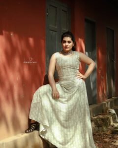 Sarayu Mohan Instagram - A slight change and it turned to an entirely different story Green and beige stories by @fabitha_bashi♥️ @fabsdesignstory crop top and flared skirt @kunjippaaru Click @abilashchicku makeup @lakshmipearls neckpiece