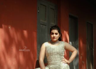 Sarayu Mohan Instagram - A slight change and it turned to an entirely different story Green and beige stories by @fabitha_bashi♥️ @fabsdesignstory crop top and flared skirt @kunjippaaru Click @abilashchicku makeup @lakshmipearls neckpiece