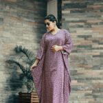 Sarayu Mohan Instagram - Comfort is cafe fashion! @cafefashion_by_remya_nair... Long kaftan and shades! Ready man😉 Shot by @_story_telle__r ♥️ Heera Waters