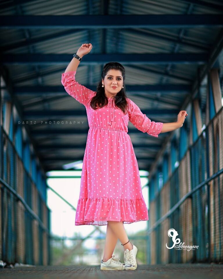 Sarayu Mohan Instagram - എന്നെക്കാൾ സന്തോഷം ഉള്ള ഉടുപ്പ് 😍 Thank u so much @lepapillonkochi5 boutique for this adipoli dress. @jishhmayam thanku for suitable make up @nithin_dartz :letz click more😍
