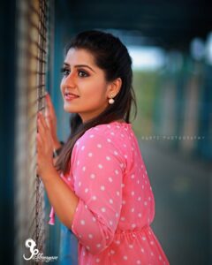 Sarayu Mohan Instagram - എന്നെക്കാൾ സന്തോഷം ഉള്ള ഉടുപ്പ് 😍 Thank u so much @lepapillonkochi5 boutique for this adipoli dress. @jishhmayam thanku for suitable make up @nithin_dartz :letz click more😍